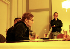 MG nyilatkozatot olvas